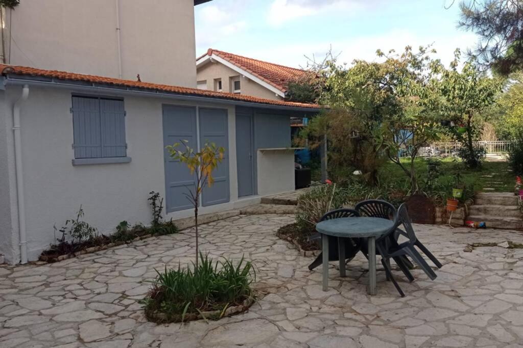 Appartement Independant, 1 Lit Deux Personnes Et 1 Appoint Piscine Jardin Direct Gare Aeroport Et Jardin *